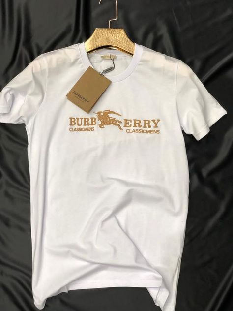 Burberry Men Outfit, Mens Party Wear, Best Mens T Shirts, Burberry T Shirt, Cool Shirt Designs, Tee Shirt Fashion, Swag Outfits Men, Shirt Design Inspiration, Mens Fashion Casual Outfits