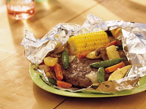 Burger and veggie packs (I remember making something very similar at Girl Scout camp!) Veggie Grill, Foil Pack Dinners, Foil Packet Dinners, Foil Pack Meals, Foil Dinners, Foil Packs, Foil Packet Meals, Foil Packets, Tin Foil