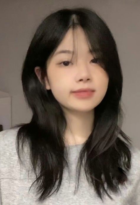 Pretty Hair Cuts, Ulzzang Hair, Hair Style Korea, Hair Inspiration Long, Layered Haircuts For Medium Hair, Fesyen Rambut, Bangs With Medium Hair, Hairstyles For Layered Hair, Shot Hair Styles