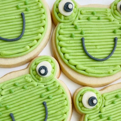 Jessi | Ms Whisk on Instagram: "A special Kindergarten class will be hopping into a new school year with these happy frogs!  • • #buttercreamsugarcookies #buttercreamcookies #cookiesofinstagram #instacookies #sugarcookies #buttercream #decoratedsugarcookies #buttercreamcookiers #instabaker #inspiredbybuttercream #ohiosmallbusiness #frogcookies #backtoschoolcookies" Frog Cookies, Frosted Cookies, Buttercream Decorating, Sugar Bears, Kindergarten Class, Cookie Frosting, Animal Cookies, Cookies Decorated, New School Year