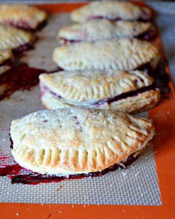 Blackberry Turnovers, Turnover Recipes, Blackberry Recipes, Berries Recipes, Hand Pies, Köstliche Desserts, Baklava, Fruit Desserts, Fruit Recipes