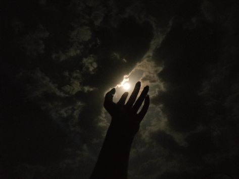 Sky Hand Pic, Hack Facebook, Dark Beauty Photography, Black And White Art Drawing, The Moon Is Beautiful, Hijabi Aesthetic, Shadow Photos, Moon Pictures, Cute Emoji Wallpaper