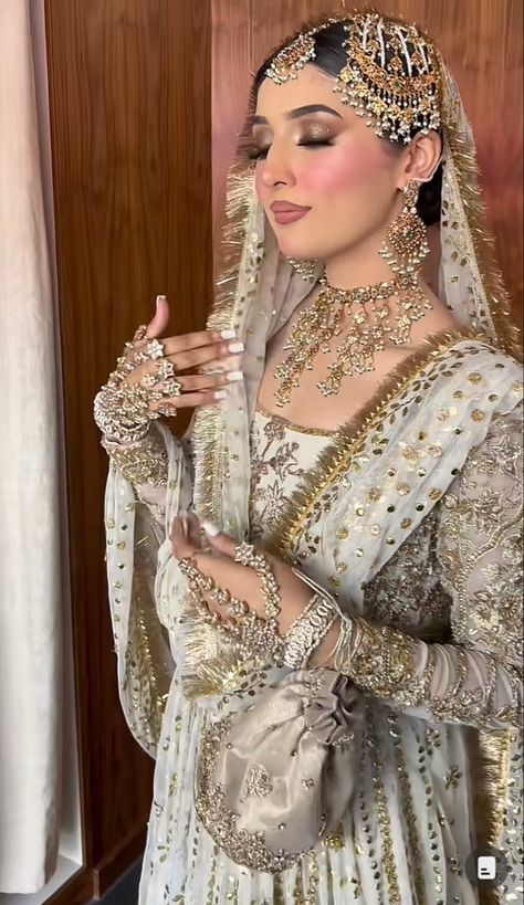 White Suit Makeup, Nikkah Makeup Looks, Nikah Dress Pakistani, Nikkah Makeup, Desi Bridal Makeup, Nikkah Outfit, Nikkah Bride, Asian Wedding Dress Pakistani, Desi Fits