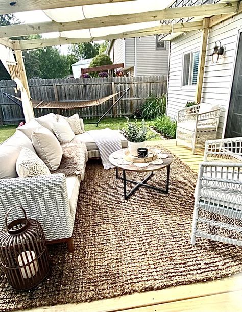 Outdoor Jute Rug Patio Ideas, Jute Rug Outdoor Patio, Small Deck Furniture Layout Farmhouse, Patio Rug Boho, White Wicker Patio Furniture Boho, Brown Boho Patio Outdoor Rugs, Brown Wicker Patio Furniture Ideas, Outdoor Jute Rug, Modern Boho Home Decor