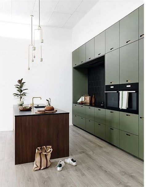 Green Kitchen Walls, Green Kitchens, Green Kitchen Cabinets, Modern Kitchen Island, Green Cabinets, Ikea Kitchen, Trendy Kitchen, Green Kitchen, Kitchen Remodeling