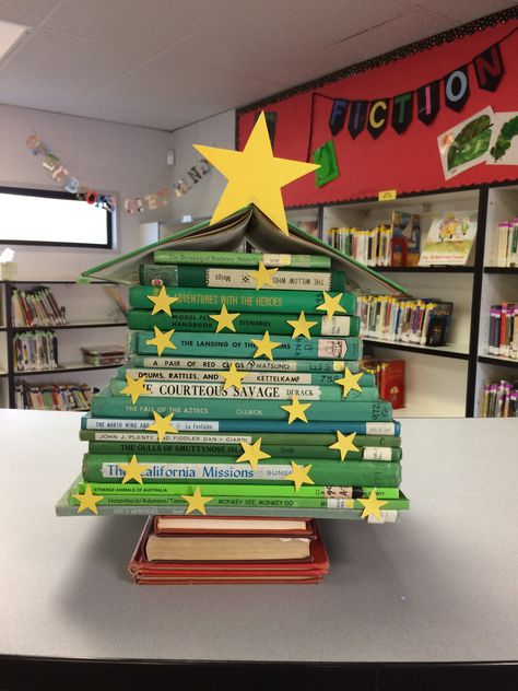 Christmas Library Display, School Library Book Displays, Elementary Librarian, School Library Decor, School Library Displays, Book Christmas Tree, Middle School Libraries, Old Book Crafts, Library Book Displays