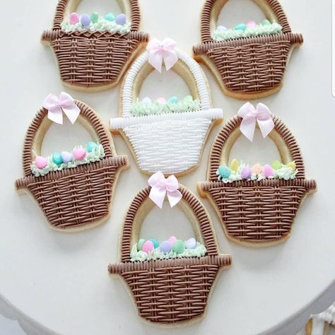 Sweetopia - Marian Poirier on Instagram: “Wishing you a sweet day! 💐 #decoratingcookies #cookiedecorating #decoratedcookies” Baked Gifts, Easter Biscuits, Valentines Day Sugar Cookies, Basic Cookies, Easter Sugar Cookies, Cookie Decorating Party, Easter Desserts, Unicorn Cookies, Decorating Party