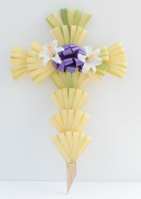 Palm Weaving, Palm Cross, Easter Flower Arrangements, Easter Flower, Easter Food, Easter Flowers, Spring Rain, Palm Sunday, Wooden Cross