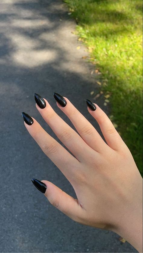 black stiletto nails 🖤 Black Medium Nails Acrylic, Nails Sharp Short, Short Stelito Nails Black, Short Sharp Black Nails, Black Sharp Almond Nails, Sharp Nails Black, Black Nails Stilleto, Black Stelito Nails, Black Stiletto Nails Short