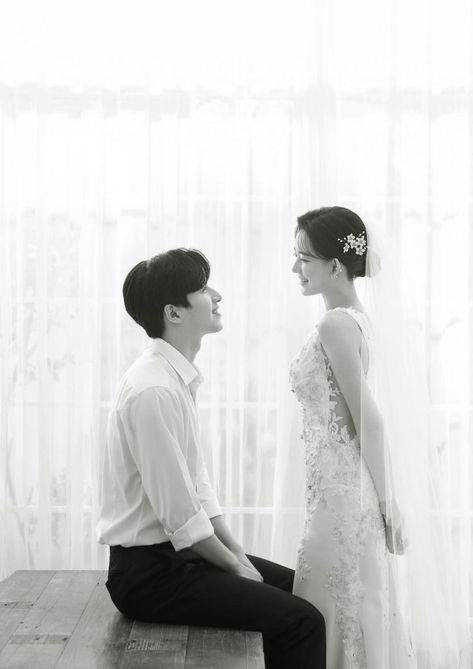 Pre Wedding Photoshoot Theme, Korean Wedding Photography, Pre Wedding Photoshoot Outfit, Wedding Photo Studio, Foto Wedding, Wedding Photoshoot Props, Wedding Portrait Poses, Pre Wedding Shoot Ideas, Pre Wedding Photoshoot Outdoor