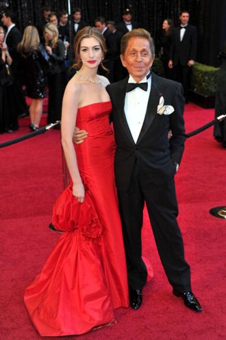 Valentino and Anne Hathaway at the 2011 Oscars 2006 Red Carpet, Valentino 2004, Oscars 2011, Oscar Gowns, Italian Designers, Valentino Spring 2004 Couture, Valentino 2013 Couture, Valentino Red, Mark D Sikes