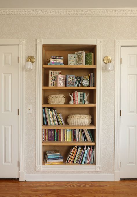 In Honor Of Design - Home Renovation & Design Blog Craftsman Built In Bookcase, Bookshelf Small Space, Bookshelf In Bedroom, Alcove Bookshelves, Wallpaper Bookshelf, Built In Wall Shelves, Kids Room Bookshelves, Alcove Shelving, Recessed Shelves