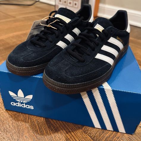 Brand New! Adidas Handball Spezial ( Black/White) Gum Sole Men Size 6/ Wmns Size: 7 Adidas Handball Spezial Black, Black Spezials, Black Spezial Adidas Outfit, Adidas Spezial Black, Adidas New Shoes, Samba Spezial, Adidas Shoes Nmd, Adidas Handball Spezial, Adidas Handball