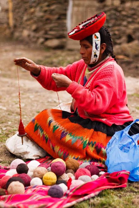 peru weaving Vintage Foto's, Peruvian Textiles, Woven Textiles, Spinning Wool, Spinning Yarn, Leather Dye, We Are The World, Traditional Weaving, Traditional Fashion