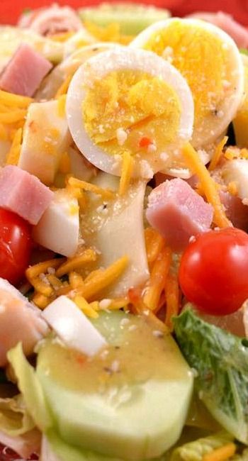 Chef Salad Chef Salad Recipes, Easy Homemade Salad Dressing, Chef Salad, Appetizer Sandwiches, Low Cal Recipes, Fun Salads, Vinaigrette Recipes, Homemade Salads, Healthy Recipies