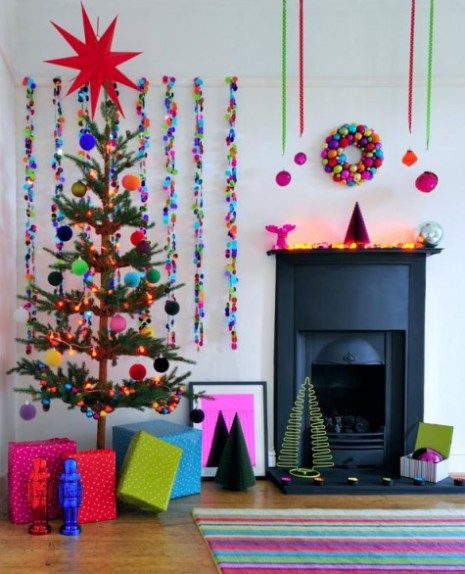 Christmas decoration, i like the size of the tree, for my den Boho Things, Modern Jul, Colorful Backdrop, Christmas Decor Trends, Deco Christmas, Apartment Christmas, The Mantle, Happy Xmas, Pastel Christmas