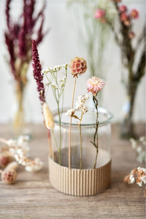 8 crafty ideas to make the most of dried flowers Small Dried Flowers, Diy Dry Flowers Crafts, Modern Dried Flower Arrangements, Dried Flowers In A Jar, Dried Flowers Craft Ideas, Dried Flower Crafts For Kids, Dried Christmas Flowers, Dried Flowers Ideas, Dried Flower Centerpiece