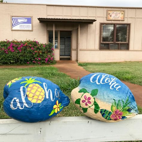 Hawaii Rock Painting Ideas, Painted Coconuts Ideas, Painting Coconut Shells, Hawaii Painted Rocks, Coconut Craft Ideas, Coconut Painting, Coconut Crafts, Palm Frond Art, Coconut Shell Crafts