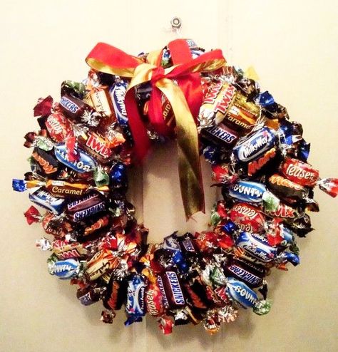 4,611 Likes, 234 Comments - Miss Selfridge (@missselfridge) on Instagram: “OK, call off the search. We've just found the best Christmas wreath EVER! #chocolate #christmas…” Candy Wreath, Candy Crafts, Christmas Wreaths To Make, Candy Bars, Office Christmas, Christmas Chocolate, Family Christmas Gifts, Christmas Wreaths Diy, Xmas Crafts