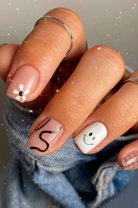 Nails Inspiration White Smiley Face Nails, Black And White Smiley Face, Smiley Face Nails, Face Nails, Boho Nails, Edgy Nails, Happy Nails, Simple Gel Nails, Creative Nail Designs