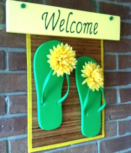 Make a flip flop welcome sign.  #flipflops #beachcrafts Flip Flop Decorations, Flip Flop Craft, Flip Flop Sign, Decorating Flip Flops, Flip Flop Wreaths, Beach Crafts, Summer Crafts, Spring Crafts, Diy Projects To Try