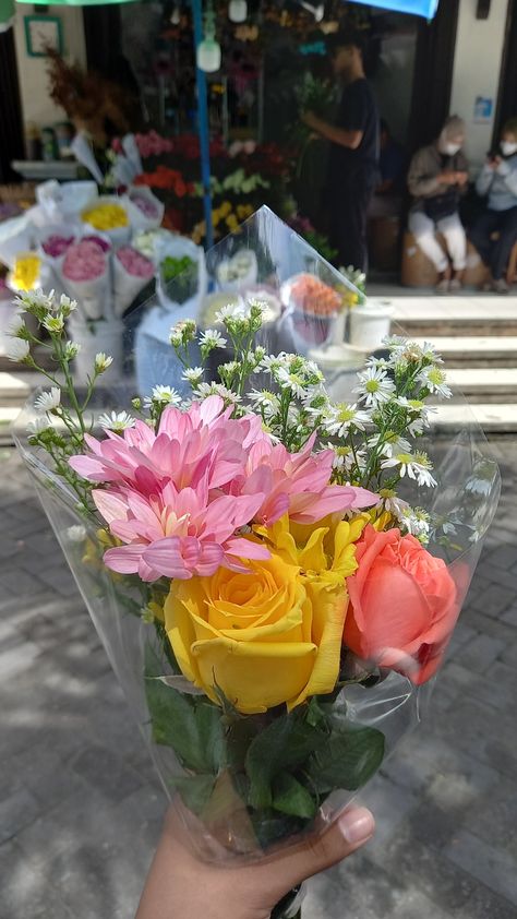 Bunga mawàr kuning, pikok, bunga garbera Flower Bucket Bouquets, Fresh Flower Bouquets, Hand Lettering Art, Flower Bucket, Flowers Bouquet Gift, Gift Diy, Fresh Flower, Small Gift, Small Flowers