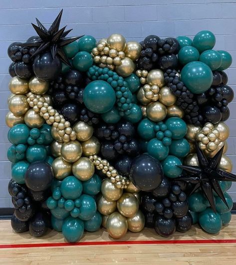 Emerald Green Backdrop With Balloons, 2024 Balloon Arch, Graduation Balloon Garland, Outdoor Decorations Ideas, Balloon Wall Backdrop, Party Balloons Diy, Balloon Tower, Black And Gold Balloons, Garland Backdrops