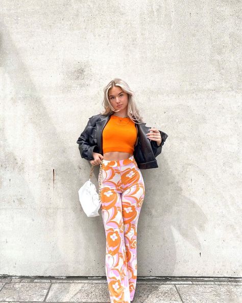 All Posts • Instagram Orange Disco Outfit, Orange Outfit Festival, Orange Concert Outfit, Pastel Aesthetic Outfit, Harry Styles Concert Outfit Ideas, Hslot Outfit Ideas, Harry Styles Concert Outfit, Festival Outfits Rave, Fiesta Outfit