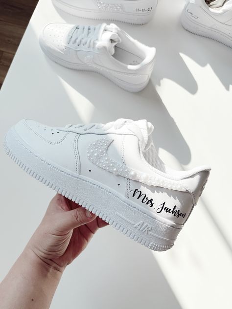 Airforce 1 Wedding Shoes, Bridal Shoes Comfortable Sneakers, Air Force Wedding Shoes, Brides Sneakers Wedding, Custom Wedding Air Force 1, White Nike Wedding Shoes, Wedding Nike Air Force, Custom Wedding Nikes, Pearl Wedding Sneakers