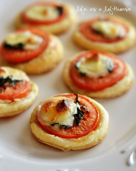 Looking for a knock-the-socks-off-your-party-guests appetizer? Than look no further, friends! These Mini Tomato and Mozzarella Tarts are finger-food party perfection, and will without a doubt impress.    I planned on making these for our family’s New Years Eve party, but my hubby was still sick, so there was no partying for us that night 🙁   Instead,... Read More » Tomato And Mozzarella, Mini Appetizers, Small Appetizers, Fingerfood Party, Finger Foods Easy, Tea Party Food, Recipes Christmas, Party Finger Foods, Läcker Mat