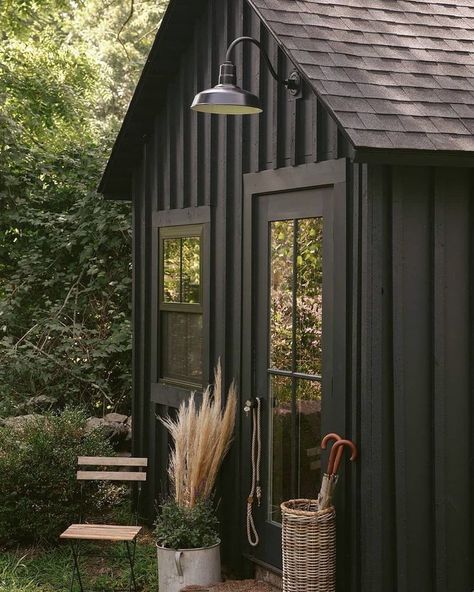 Black House Black Fence, Black Sheds Gardens, Black Shed Ideas, Shed Colors Exterior, Modern Garden Shed, Garden Shed Ideas Exterior, Black Exteriors, Airbnb Inspiration, Black Shed