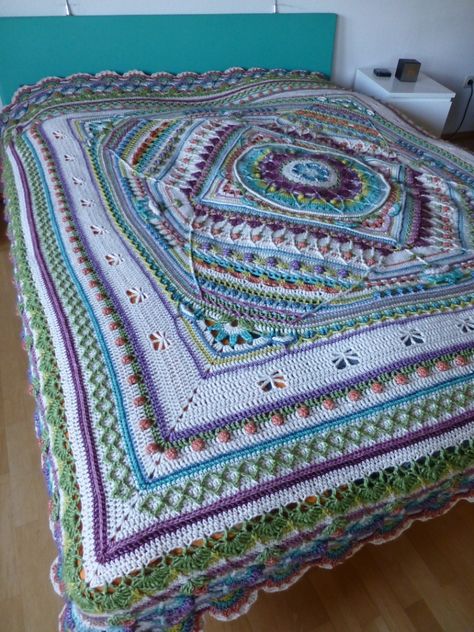 Sophie Universe Crochet, Sophie’s Universe, Sophies Universe Blanket, Sophies Universe, Crochet Mandala Pattern, Crochet Mandala, Crochet Squares, Mandala Pattern, Color Ideas