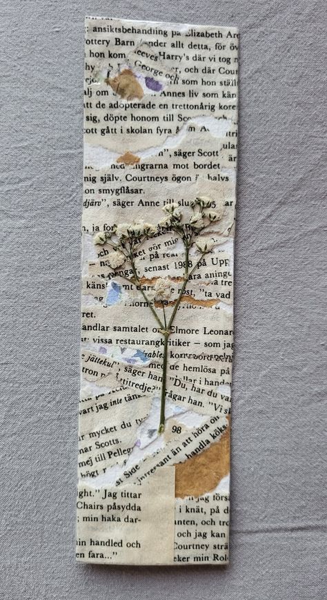 Bookmark Ideas Markers, Dried Flowers Bookmark Diy, Bookmark With Dried Flowers, Diy Collage Bookmarks, Dry Flower Bookmark, Self Made Bookmarks, Homemade Bookmark Ideas, Bookmark Ideas Handmade, Home Made Bookmarks