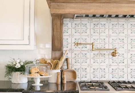 Beautiful French Country Kitchen Backsplash Tiles Idea - A House in the Hills French Country Kitchen Backsplash, Rustic French Country Kitchen, French Country Tile, Country Kitchen Backsplash, Kitchen Cabinet Organization Layout, Kitchen Set Up, Rustic French Country, White Ceramic Tiles, Organized Kitchen