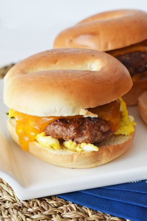 Sausage Egg Cheese Sandwich, Sausage Bagel Sandwich, Bagel Breakfast Sandwich Sausage, Breakfast Bagels Ideas, Sausage Egg And Cheese Bagel, Bougie Breakfast, Mcdonald's Recipes, Recipes With Sausage, Bagel Ideas