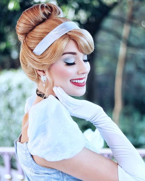 I like seeing the nice light blue eye shadow on Cinderellla really clearly in this image. Cinderella Face Character, Cinderella Makeup, Disney Princess Makeup, Cinderella Hair, Dunia Disney, Cinderella Cosplay, Disney Princess Cosplay, Princess Makeup, Cinderella Costume