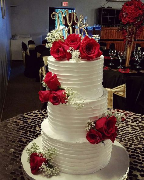 Three tiers whipped cream cake and red flowers Whipped Cream Cake, Cream Wedding Cakes, Whipped Cream Cakes, Patriotic Wedding, Happy Anniversary Cakes, Three Tier Cake, Quinceanera Cakes, Wedding Background Decoration, Cake Decorating Piping