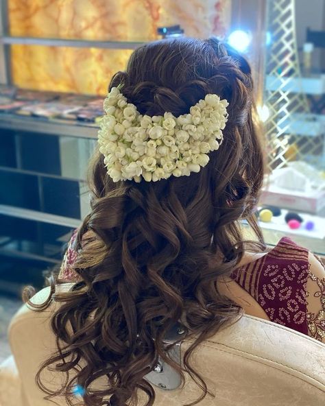 South Indian Hairstyle, South Indian Wedding Hairstyles, Flower Bun, Hair Style On Saree, Hair Wedding Styles, Engagement Hairstyles, Bridal Hairdo, Long Hair Wedding, Traditional Hairstyle