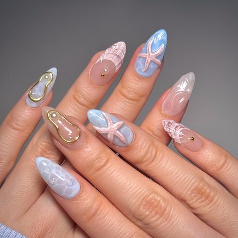 Seashell ocean nails 🐚🌊 inspo: @amys.clients —- #nailart #oceannails #seashellnails #3dnails #waternails #pressonsnnails #gelx Pink Seashell Nails, Seashell Nails Design, Summer Nails Ocean, Vacation Nails Summer, Jellyfish Nails, Seashell Nail Art, Nessa Nails, Fish Nail Art, Ocean Nail