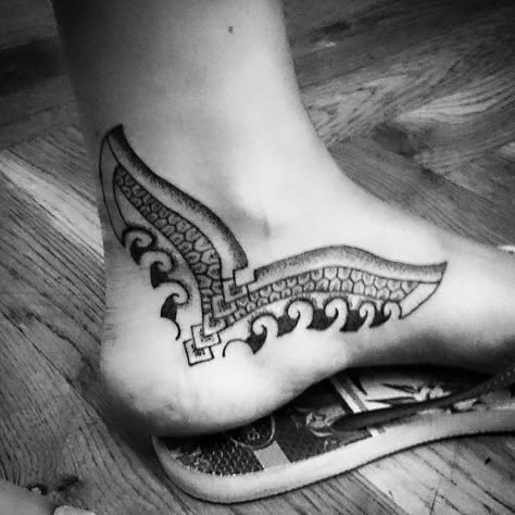 Gorgeous whale tail Maori tattoo. Whale tail. #dotwork #polynesian #polynesiantattoo Tattoo Whale, Delicate Feminine Tattoos, Stammestattoo Designs, Tattoo Perna, Turtle Tattoos, Maori Tattoos, Forearm Band Tattoos, Whale Tattoos, Knot Tattoo