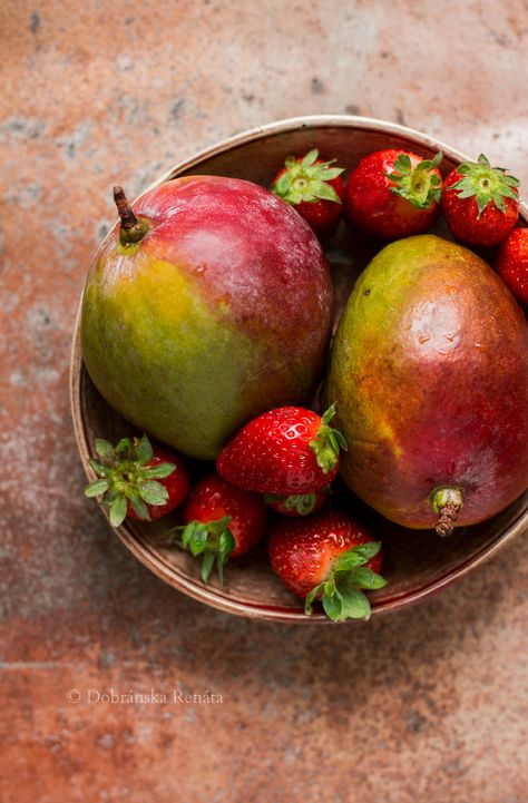 https://flic.kr/p/nFcZBx | strawberry & mango | Available to licence here www.stockfood.hu/images-pictures/11333672/A-bowl-of-mango... Mango And Strawberry, Food Photography Composition, Photography Set Up, Photography Composition, All Fruits, Beautiful Fruits, Mixed Fruit, Exotic Fruit, Delicious Fruit