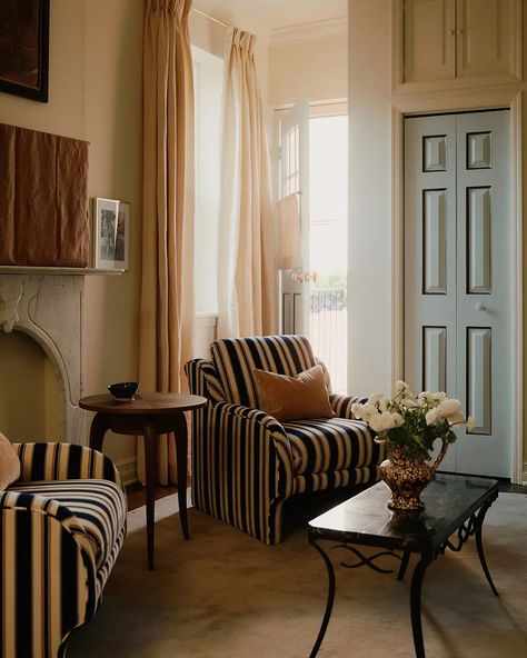 Some Monday inspiration coming from this perfectly formed New Jersey apartment. Absolutely proof that bigger is not always better! The home of @caitlincavagnolo is channelling an Italian villa, a perfect example of how using oversized pieces in a smaller space is not something to avoid (see huge wall tapestry!) Layering antiques and modern pieces, with some clever lighting to boot, this home perfectly feels lived in. A particular shout out to the striped armchair because this is always a yes ... Italian Apartment Interior, Old Italian Villa, New Jersey Apartment, Living Room And Kitchen Design, In-law Apartment, Living Room Design Inspiration, Italian Villa, Arm Chairs Living Room, City Apartment