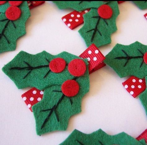 Felt Hair Bows, Christmas Hair Accessories, Felt Hair Clips, Green Craft, Ribbon Sculpture, Craft Foam, Christmas Hair Bows, Felt Christmas Decorations, Ribbon Ends