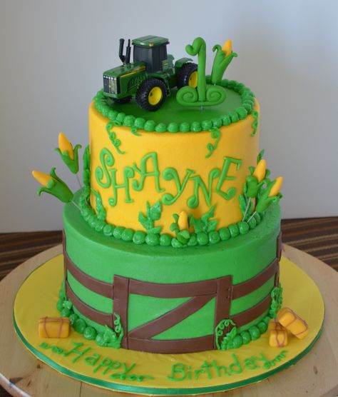 John Deere Combine Harvester Birthday Cake, John Deere Cakes, John Deere 2nd Birthday Party Ideas, John Deere Tractor Cake, John Deere Birthday Cake, John Deere Cake, John Deere Birthday Party, John Deere Party, Deer Cakes