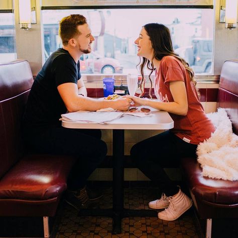 Restaurant Booth Photoshoot, Dinner Booth, Couple Sitting At Table, Poses 2 People, Posing Reference, Idea Photoshoot, Couples Dining, Diner Aesthetic, Photo Booth Ideas