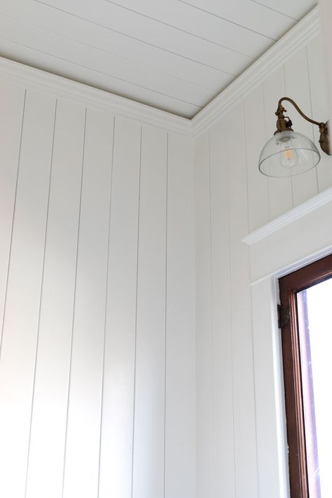 How to install flat crown molding for a finished look  - an easy tutorial // www.thegritandpolish.com Shiplap With Crown Molding, Farmhouse Ceiling Trim, Farmhouse Crown Molding, Ceiling Trim Ideas, Kitchen Crown Molding, Flat Crown Molding, Miter Corners, Simple Crown Molding, Install Crown Molding