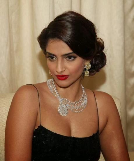 Best Sonam Kapoor Bun Hairstyles For Indian Wedding and Festive Season Bun Hairstyles Indian, Sonam Kapoor Hairstyles, Quick Bun Hairstyles, Sonam Kapoor Photos, Chignon Simple, Hairstyles For Indian Wedding, Sonam Kapoor Fashion, Bollywood Beautiful, Big Bun Hair