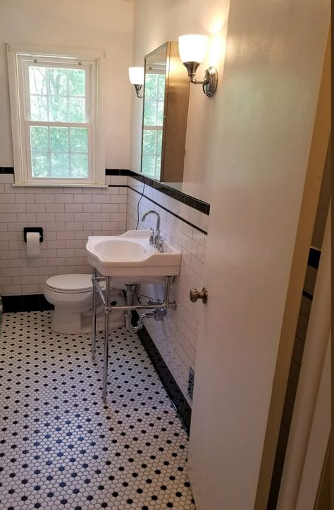 White Mosaic Tile Bathroom Floor, Storage Ideas Under Sink, Bathroom New York, Retro Tile Bathroom, Bathroom Storage Ideas Under Sink, Bathroom Organization Ideas Under Sink, Vintage Black And White Bathroom, Retro Bathroom Tile, Under Sink Bathroom Storage