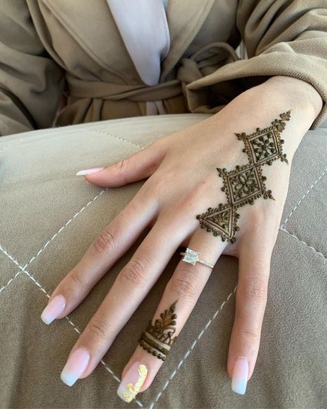 Hannah Designs Simple, Henna One Finger, Moroccan Henna Designs Simple, Henne Simple, Henna Main Simple, Hena Simple, Henna Ideas Aesthetic, Henna Simple Aesthetic, Little Henna Designs