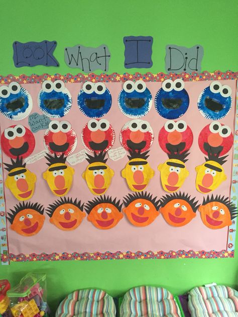 Sesame Street gang Sesame Street Bulletin Board, Sesame Street Classroom, Toddler Classroom Decorations, Sesame Street Decorations, Preschool Classroom Setup, Street Gang, Disney Classroom, Preschool Classroom Decor, Easter Preschool